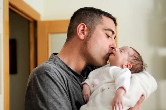 Ilustrasi mencium bayi baru lahir. (Sumber foto: Shutterstock)