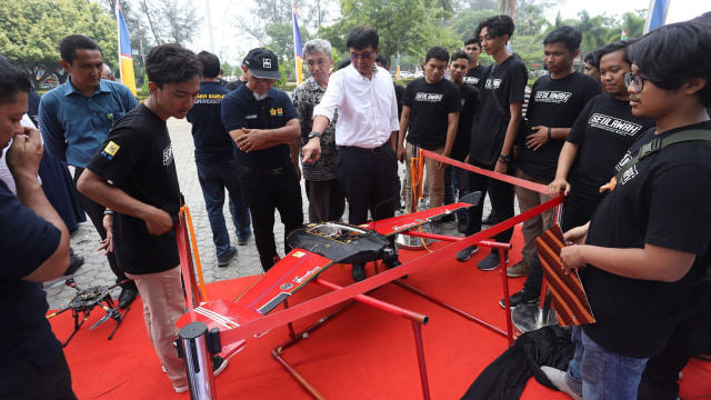 Robot terbang Siwah 9X7 dan Vertical Take Off Landing (VTOL) yang dibuat mahasiswa Fakultas Teknik Universitas Syiah Kuala (Unsyiah).   Foto: Dok. Istimewa