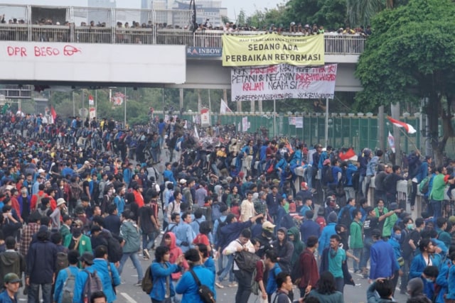 Gambar penis di di Jembatan Penyebrangan Orang (JPO) di depan Gedung DPR usai demo mahasiswa. Foto: Helmi Afandi Abdullah/kumparan