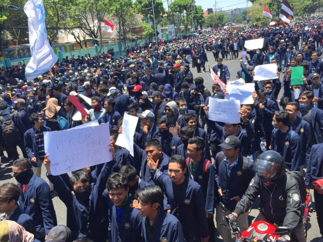 Aksi mahasiswa di Surabaya di DPRD Jatim. Foto: Yuana Fatwalloh/kumparan