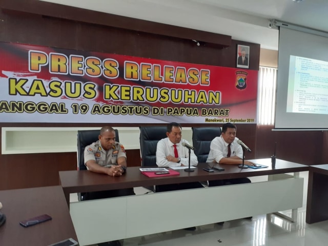 Konferensi pers selain di hadiri Kabid Humas dan Dirkrimsus, juga di hadiri Kapolres Kota Sorong, Kapolres Manokwari dan Kapolres Fakfak. Foto: Balleo News