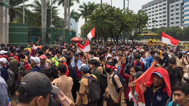 Puluhan siswa SMK berdemo di depan gedung DPR. Foto: Muhammad Darisman/kumparan