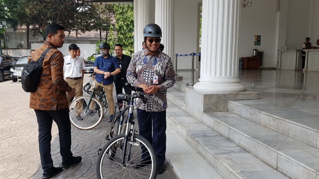 Gubernur DKI Jakarta Anies Baswedan menuju DPR dengan menggunakan sepeda. Foto: Efira Tamara/kumparan