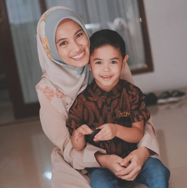 Alyssa Soebandono dan anak pertamanya, Muhammad Dirgantara Ariendra Harlino. Foto: Instagram: @ichasoebandono.