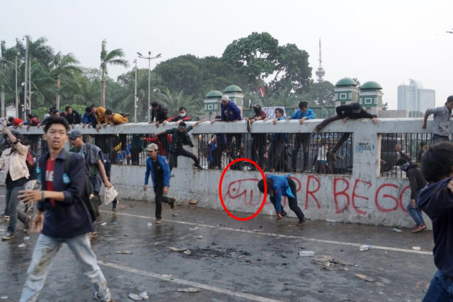  Gambar  Kemaluan Pria Penuhi Tembok Sekitar Gedung DPR 