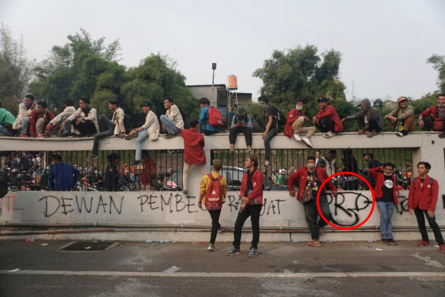  Gambar  Kemaluan Pria Penuhi Tembok Sekitar Gedung DPR 