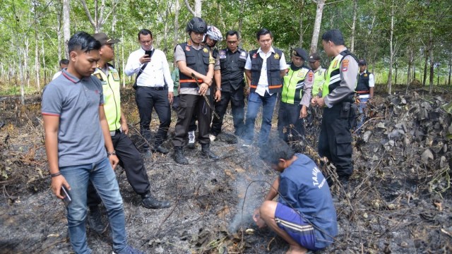 Kapolres Banjar, AKBP Takdir Mattanete, melihat olah TKP pembakaran lahan kebun karet milik PTPN XIII pada Rabu (25/9/2019). Foto: Polres Banjar