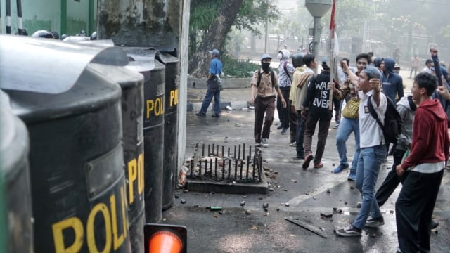 Massa aksi siswa STM berhadapan dengan aparat kepolisian di kawasan Palmerah, Jakarta, Rabu (25/9/2019). Foto: Helmi Afandi/kumparan