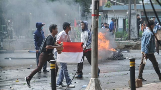 Massa aksi siswa STM ricuh di kawasan Palmerah, Jakarta, Rabu (25/9/2019). Foto: Helmi Afandi/kumparan