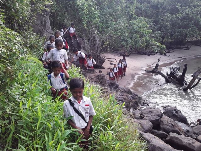 Anak - anak Kampung Wailago, Desa Kojadoi, Kabupaten Sikka, setiap harinya mesti melewati medan yang sulit untuk dapat bersekolah di SDN Lebantour. Foto: Istimewa.