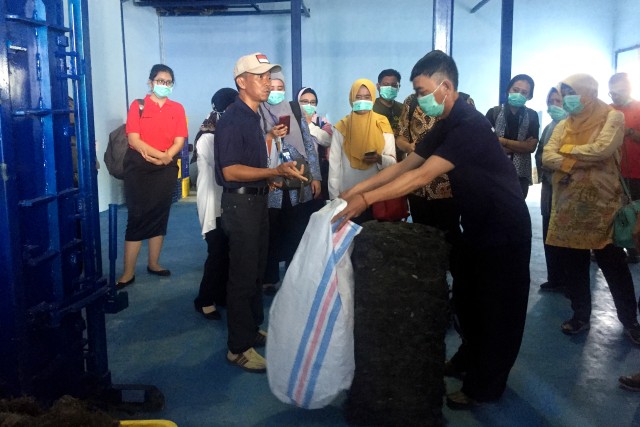 Pengemasan rumput laut kering di gudang milik Koperasi Mina Agar Makmur di Desa Sedari, Kabupaten Karawang, Jawa Barat