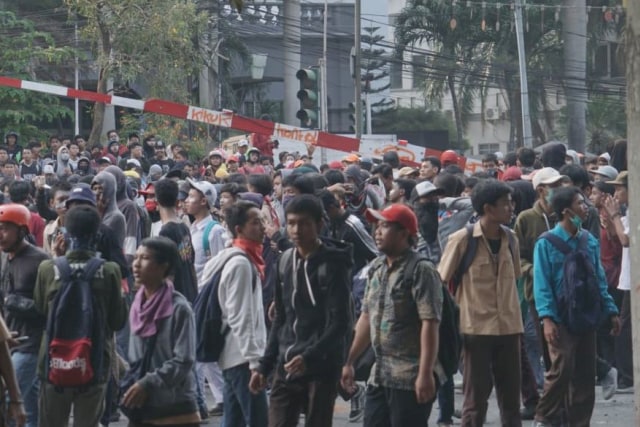 Siswa STM saat bentrokan dengan aparat polisi di kawasan Palmerah, Jakarta, Rabu (25/9/2019).
 Foto: Helmi Afandi Abdullah/kumparan 