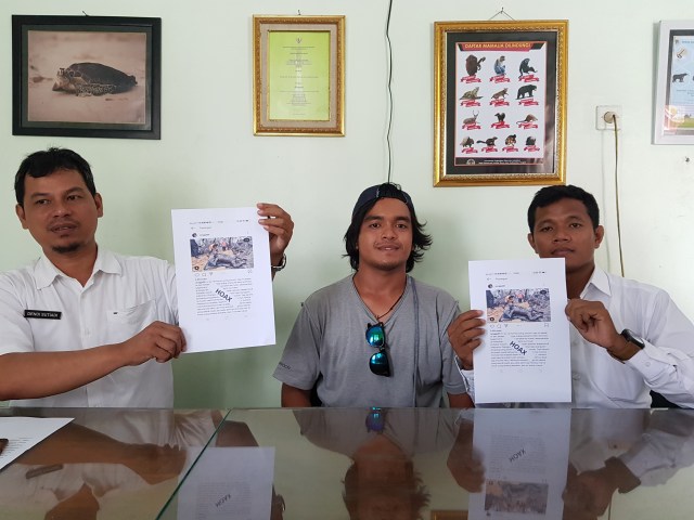 Kepala SKW II BKSDA Kalteng Dendi Sutiadi (kiri), Furkan (tengah), Staf SKW II BKSDA Kalteng Nasibah (kanan) memperlihatkan postingan hoax akun instagram @renggo6fr. (Foto: Joko Hardyono)