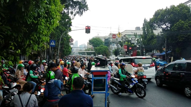 Kondisi lalu lintas di kawasan Mampang padat, akibat demo siswa STM, Jakarta, Rabu (25/9/2019). Foto: Fitra Andrianto/kumparan