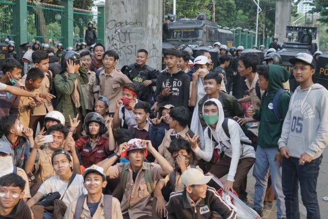 Sejumlah siswa foto bersama dengan kepolisian di kawasan Palmerah, Jakarta, Rabu (25/9/2019). Foto: Helmi Afandi Abdullah/kumparan
