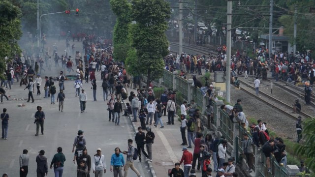 Kericuhan massa aksi siswa STM di Jalan Tentara Pelajar, Palmerah, Jakarta, Rabu (25/9/2019). Foto: Helmi Afandi/kumparan