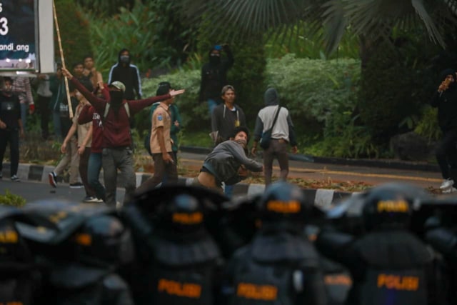 Pelajar STM, SMA terus menimpuki petugas kepolisian di Senayan, Jakarta. Rabu (25/9/2019). Foto: Aditia Noviansyah/kumparan