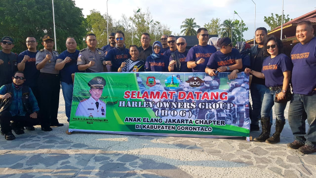 Bupati Gorontalo, Nelson Pomalingo, bersama klub Harley Owners Group, Anak Elang Jakarta Chapter. Selasa, (25/9). Foto : Dok Banthayo.id