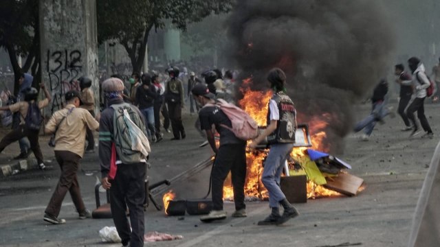 Kericuhan massa aksi siswa STM di sekitar Gedung DPR, Jakarta, Rabu (25/9/2019). Foto: Jamal Ramadhan/kumparan