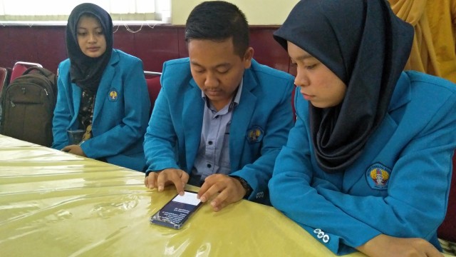 Muhamad Ightana Hakim Ilmi (tengah) saat menunjukan aplikasi kepada salah seorang temannya, siang tadi (25/9). Foto: rezza do'a lathanza/tugumalangid