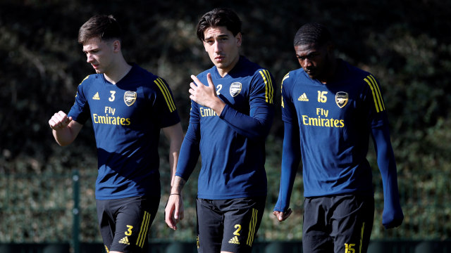Hector Bellerin (tengah) dalam sesi latihan bersama Arsenal. Foto: Reuters/Paul Childs
