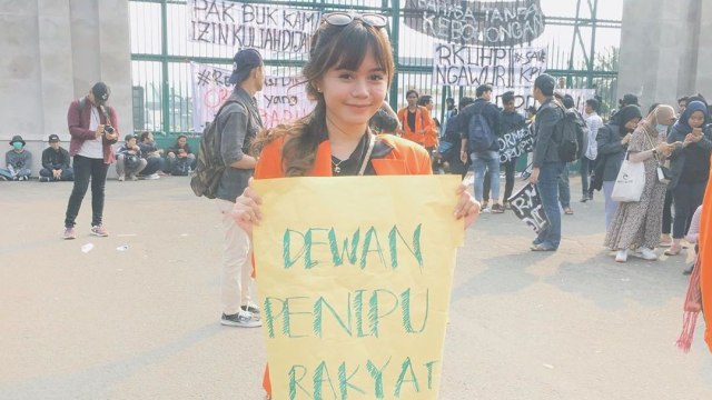 Sisil eks JKT48 ikut demo mahasiswa di depan Gedung DPR RI. (Foto: Instagram @gagitusil)