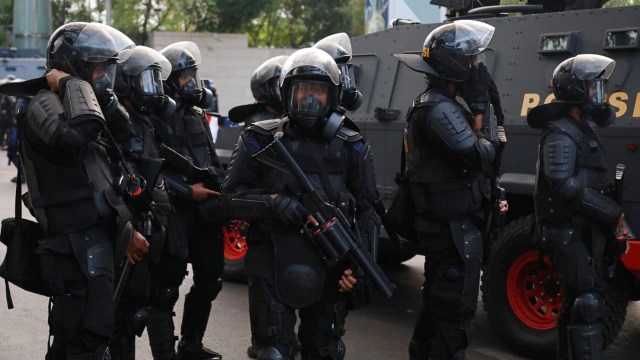 Ilustrasi pasukan kepolisian bersiap menghalau massa. Foto: Aditia Noviansyah/kumparan