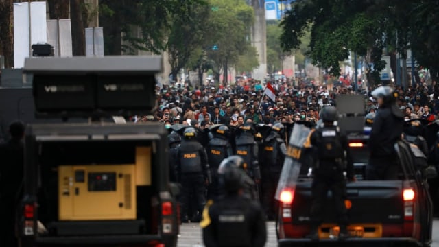 Massa demo ricuh di kawasan Senayan, Jakarta, Rabu (25/9/2019). Foto: Aditia Noviansyah/kumparan