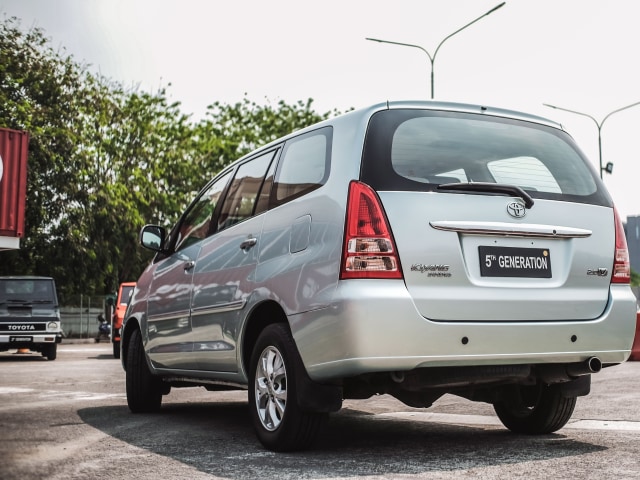 Toyota Kijang (Innova) generasi kelima Foto: Bangkit Jaya Putra/kumparan