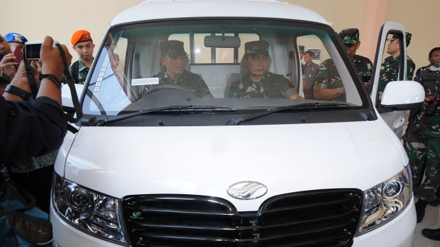 Kepala Staf Angkatan Udara (KSAU) Marsekal TNI Yuyu Sutisna mencoba mobil pick up Bima 1.3 produksi pabrik mobil Esemka di Sambi, Boyolali, Jawa Tengah, Selasa (24/9/2019). Foto: ANTARA FOTO/Aloysius Jarot Nugroho