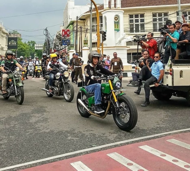 Pesiden Joko Widodo saat memakai Sneakers dari BRODO. Foto: Instagram/ @bro.do