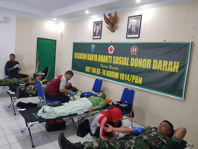 Anggota TNI AD bersama Persit Kodim 1014/Pbn melaksanakan donor darah. (Foto: Joko Hardyono)