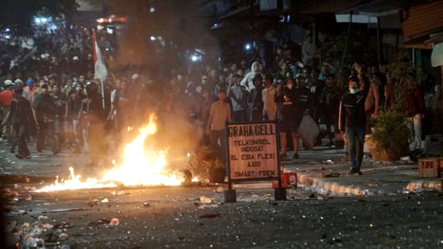 Massa aksi ricuh di Jalan Tentara Pelajar, Jakarta, Rabu (25/9/2019). Foto: Helmi Afandi/kumparan