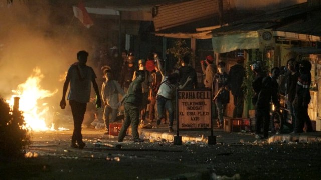 Massa aksi bentrok dengan polisi di Jalan Tentara Pelajar, Jakarta, Rabu (25/9/2019). Foto: Helmi Afandi/kumparan