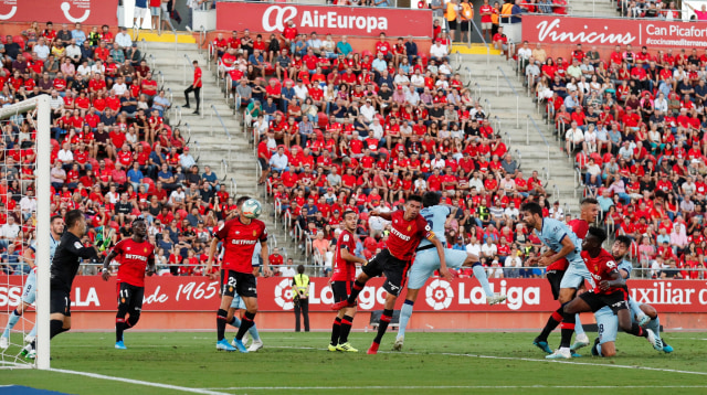 Diego Costa mencetak gol di laga Mallorca vs Atletico Madrid. Foto: REUTERS/Albert Gea