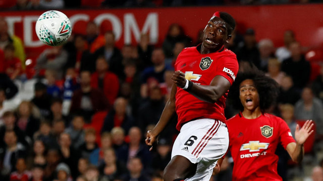 Paul Pogba dan Tahith Chong di laga Manchester United vs Rochdale. Foto: Reuters/Jason Cairnduff