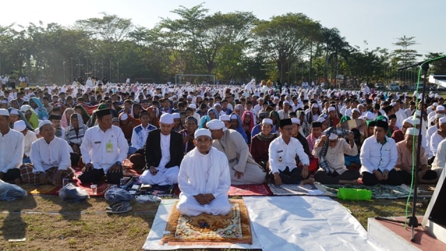 Jemaah salat Istisqa di Lapangan 5 Desember Marabahan, Kabupaten Barito Kuala pada Rabu (25/9). Foto: Humpro Batola