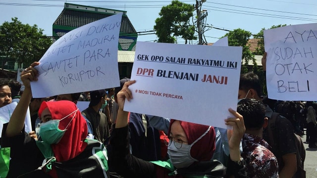 Massa mahasiswa mulai berdatangan ke DPRD Jawa Timur. Foto: Yuana Fatwalloh/kumparan