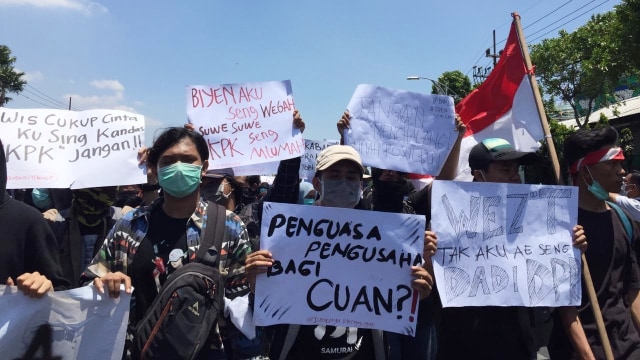 Massa mahasiswa berkumpul di Jalan Indrapura bakal bergerak menuju depan DPRD Jatim, Surabaya, Kamis (26/9/2019). Foto: Yuana Fatwalloh/kumparan