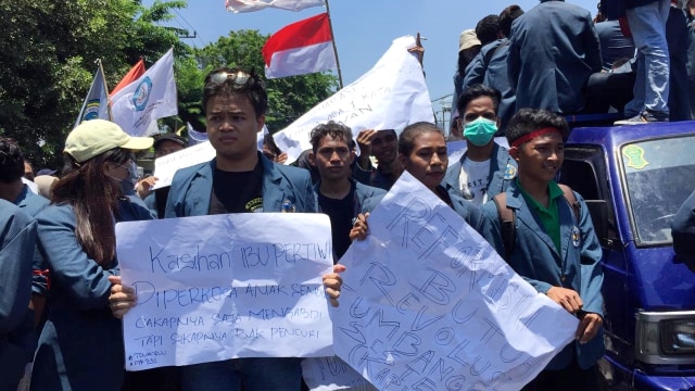 Massa mahasiswa berkumpul di Jalan Indrapura bakal bergerak menuju depan DPRD Jatim, Surabaya, Kamis (26/9/2019). Foto: Yuana Fatwalloh/kumparan