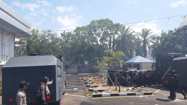 Polisi mulai pasang formasi bertahan di halaman gedung DPRD Sultra, Foto: Wiwid Abid Abadi/kendarinesia.