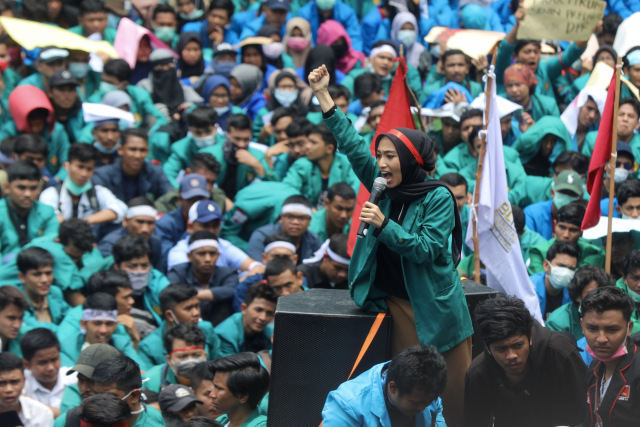 Aksi mahasiswa Aceh di depan Kantor DPRA di Jalan Teungku Daud Beureu'eh, Banda Aceh, Kamis (26/9). Foto: Suparta/acehkini