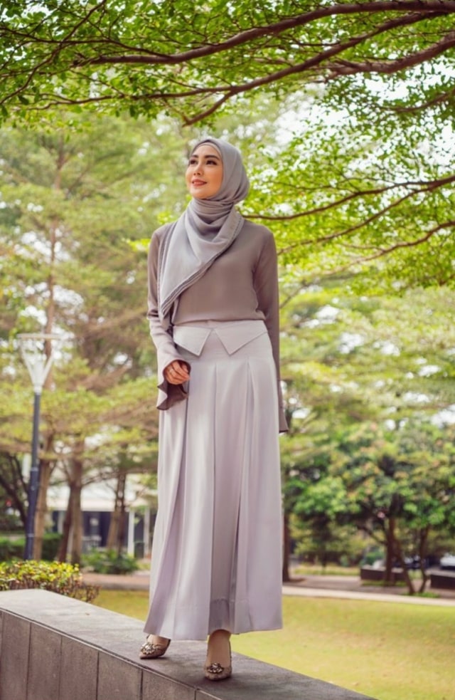 Fenita Arie rilis bisnis baju muslim. Foto: Instagram/@fenitarie