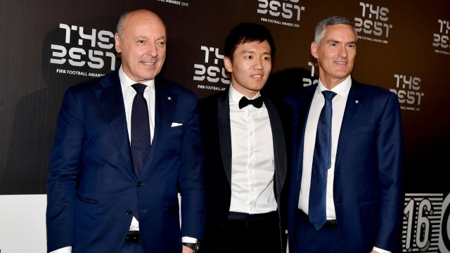 CEO Inter, Beppe Marotta (kiri), bersama Chairman Inter, Steven Zhang (tengah), dan Presiden Inter, Alessandro Antonello. Foto: AFP/Tiziana Fabi