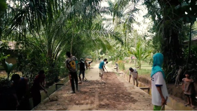 com-Kegiatan gotong royong kebersihan Desa Sukajadi. Foto: Dok. Youtube Kampung Sukajadi Kecamatan Rantau Aceh Tamiang.