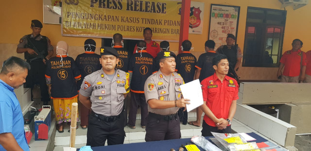 Press release pengungkapan kasus tindak pidana karhutla di Mapolres Kobar. (Foto: Joko Hardyono)
