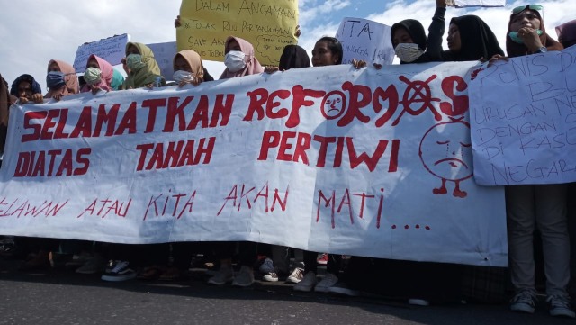 Massa aksi saat membentangkan spanduk di depan Kantor Wali Kota Ternate, di jalan Pahlawan Revolusi, Kamis (26/9) Foto: Rizal Syam/cermat