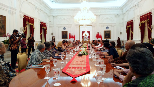 Presiden Joko Widodo gelar pertemuan dengan para tokoh bangsa, Mahfud MD, Romo Magnis hingga Butet Kartaredjasa. Foto: Kevin S. Kurnianto/kumparan