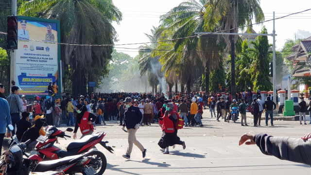 Kerusuhan di Kantor DPRD Sultra, Foto: Attamimi/kendarinesia.