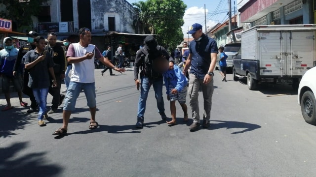 Dua bocah diamankan karena bawa bom molotov saat demo di Surabaya, Jawa Timur. Foto: Yuana Fatwalloh/kumparan